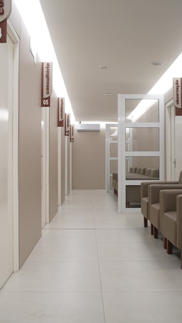 Corredor dos consultórios com poltronas de espera
